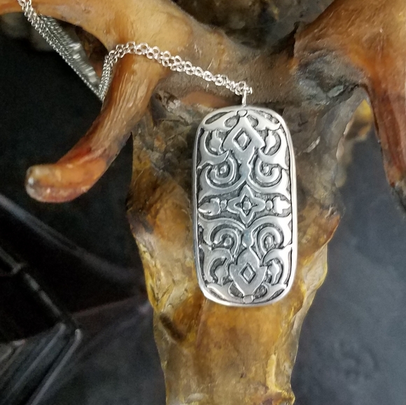 Silpada Jewelry - Silpada .925 Sterling Silver Basilica Pendant Necklace
